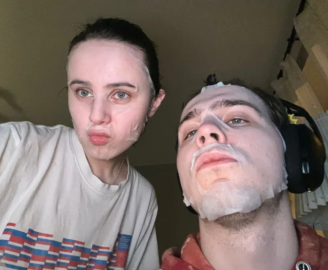 Сима и Женя в масках для лица